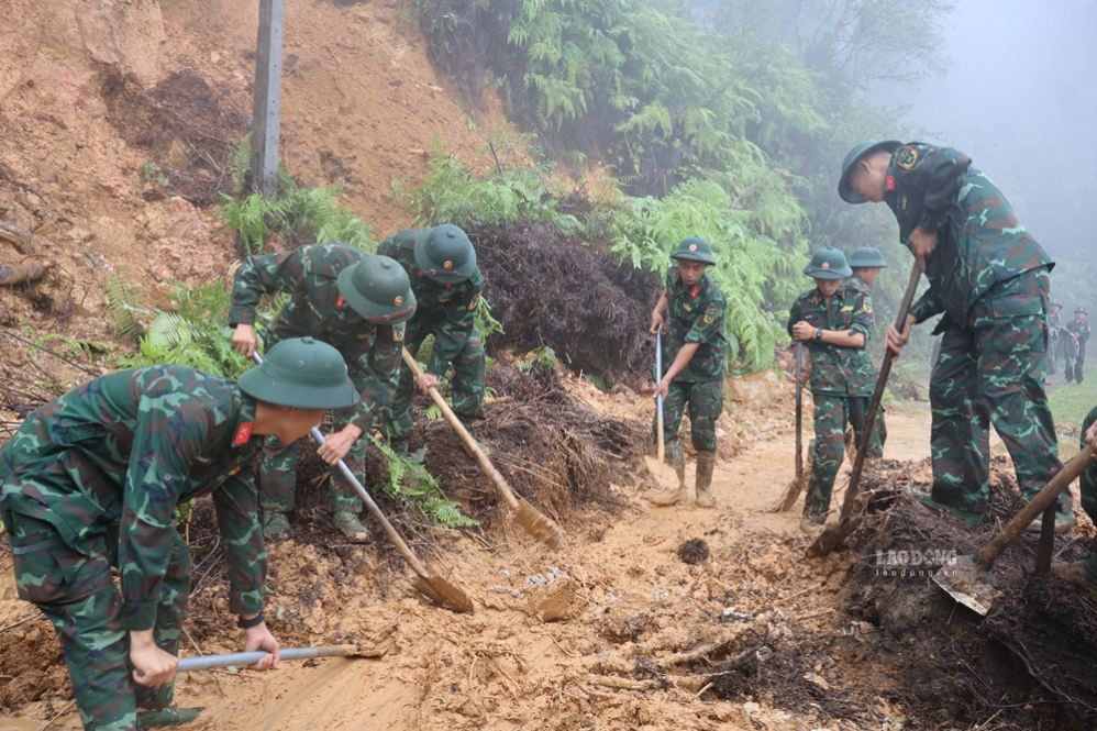 Dọn đất đá để bảo đảm giao thông tuyến liên xã.