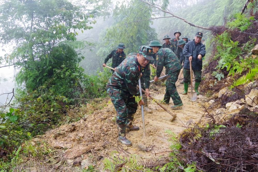 Officers and soldiers clear soil and rocks, fallen trees, and restore traffic routes. Photo: An Vi
