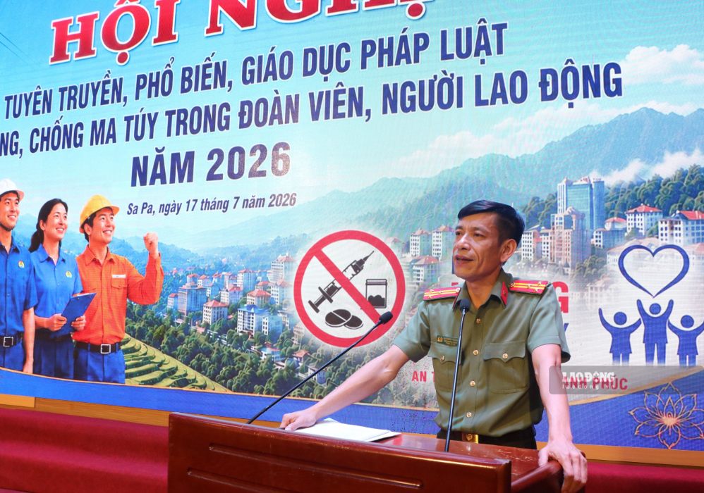 Lao Cai Provincial Police propagate laws on drug prevention and control to union members and workers. Photo: Bao Nguyen