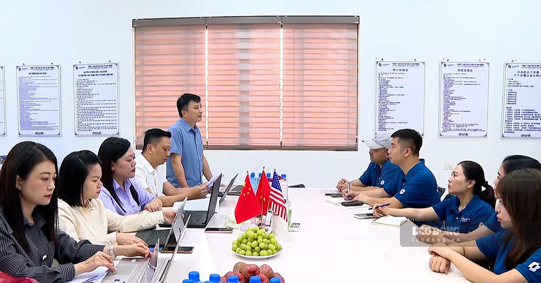 Sở Nội vụ tỉnh Lào Cai phối hợp với công đoàn giám sát việc thực hiện quy định an toàn, vệ sinh lao động tại doanh nghiệp. Ảnh: Bảo Nguyên