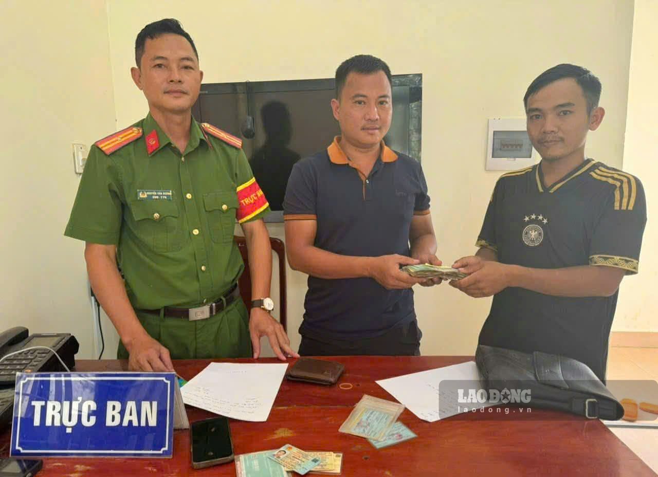 Mr. Pham Van Toan (center) and Cat Tien Commune Police return the collected money to Mr. Tuan. Photo: Trung Duong