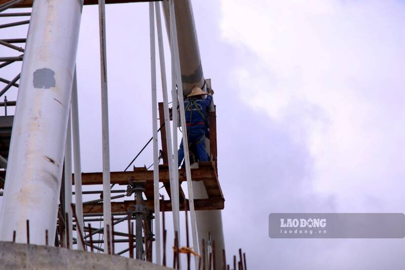 Công nhân cùng trang thiết bị máy móc được huy động để bước vào chặng nước rút của dự án. Ảnh: Việt Bắc