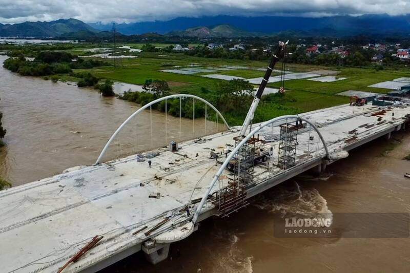 An Long bridge project construction site. Photo: Viet Bac