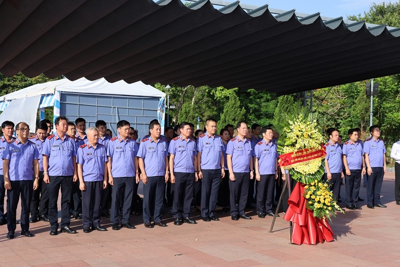 Comrade Tran Hai Quan, Member of the Standing Committee of the Party Committee, Deputy Director of the Supreme People's Procuracy and comrades in the delegation offer flowers at Quang Tri Citadel.