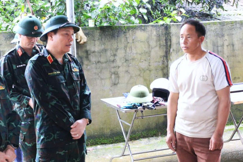 Major General Pham Hung Hung - Deputy Commander of Military Region 2 visits and encourages families affected by floods in Muong Than (Lai Chau). Photo: Lai Chau Provincial e-Portal