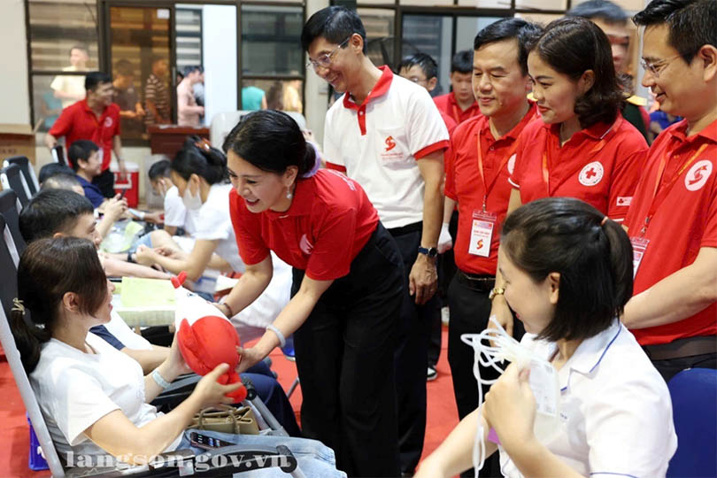 Các đồng chí lãnh đạo tỉnh Lạng Sơn động viên tình nguyện viên hiến máu tại chương trình “Giọt hồng Xứ Lạng năm 2026”. Ảnh: Cổng TTĐT tỉnh Lạng Sơn