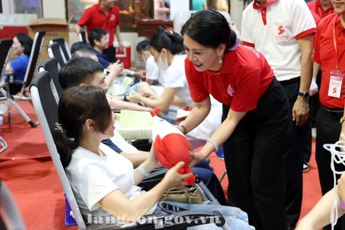 Hành trình đỏ Lạng Sơn tiếp nhận 955 đơn vị máu trong ngày khai mạc
