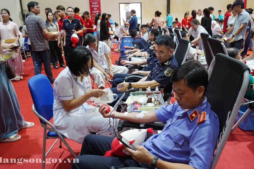 Ngày hội hiến máu“Giọt hồng Xứ Lạng năm 2026” thu hút đông đảo các tình nguyện viên tham gia hiến máu. Ảnh: Cổng TTĐT tỉnh Lạng Sơn