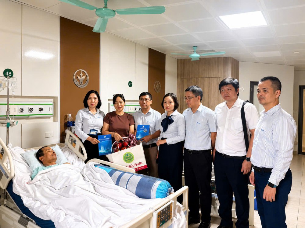 Công đoàn VNPT thăm đoàn viên mắc bệnh hiểm nghèo. Ảnh: Công đoàn VNPT