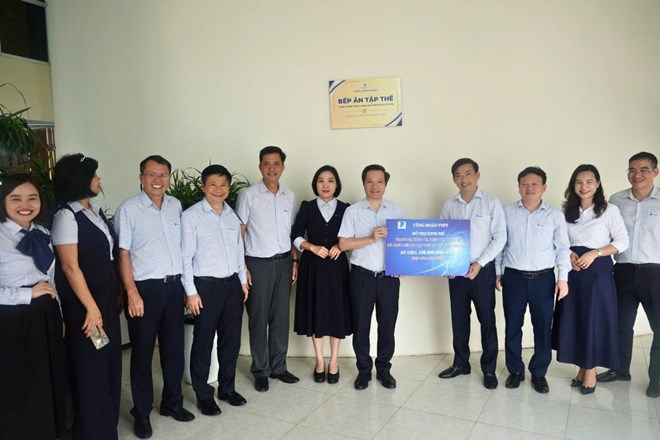 Thỏa ước lao động tập thể tại VNPT có 14 chương trình phúc lợi có lợi hơn so với quy định pháp luật. Trong ảnh, Công đoàn VNPT trao hỗ trợ bếp ăn tập thể cho công đoàn trực thuộc. Ảnh: Công đoàn VNPT