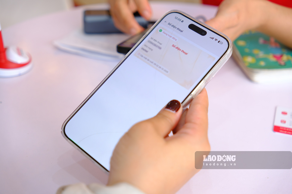 Before the two-way SIM lock milestone on August 15th, users are recommended to review phone numbers. Photo: Hao Thien