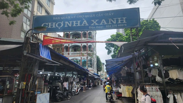 Phường Cầu Giấy tăng cường kiểm tra, xử lý vi phạm lấn chiếm vỉa hè quanh chợ Nhà Xanh. Ảnh: Minh Hạnh 