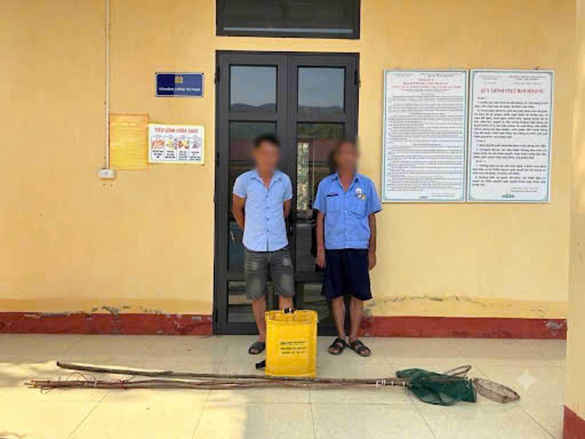 Hai trường hợp cùng tang vật là công cụ kích điện bị Công an xã Lương Thịnh xử phạt. Ảnh: Công an Lào Cai