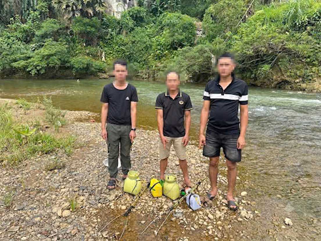 Police forces discovered cases of using electric shocks to illegally exploit aquatic products. Photo: Lao Cai Police