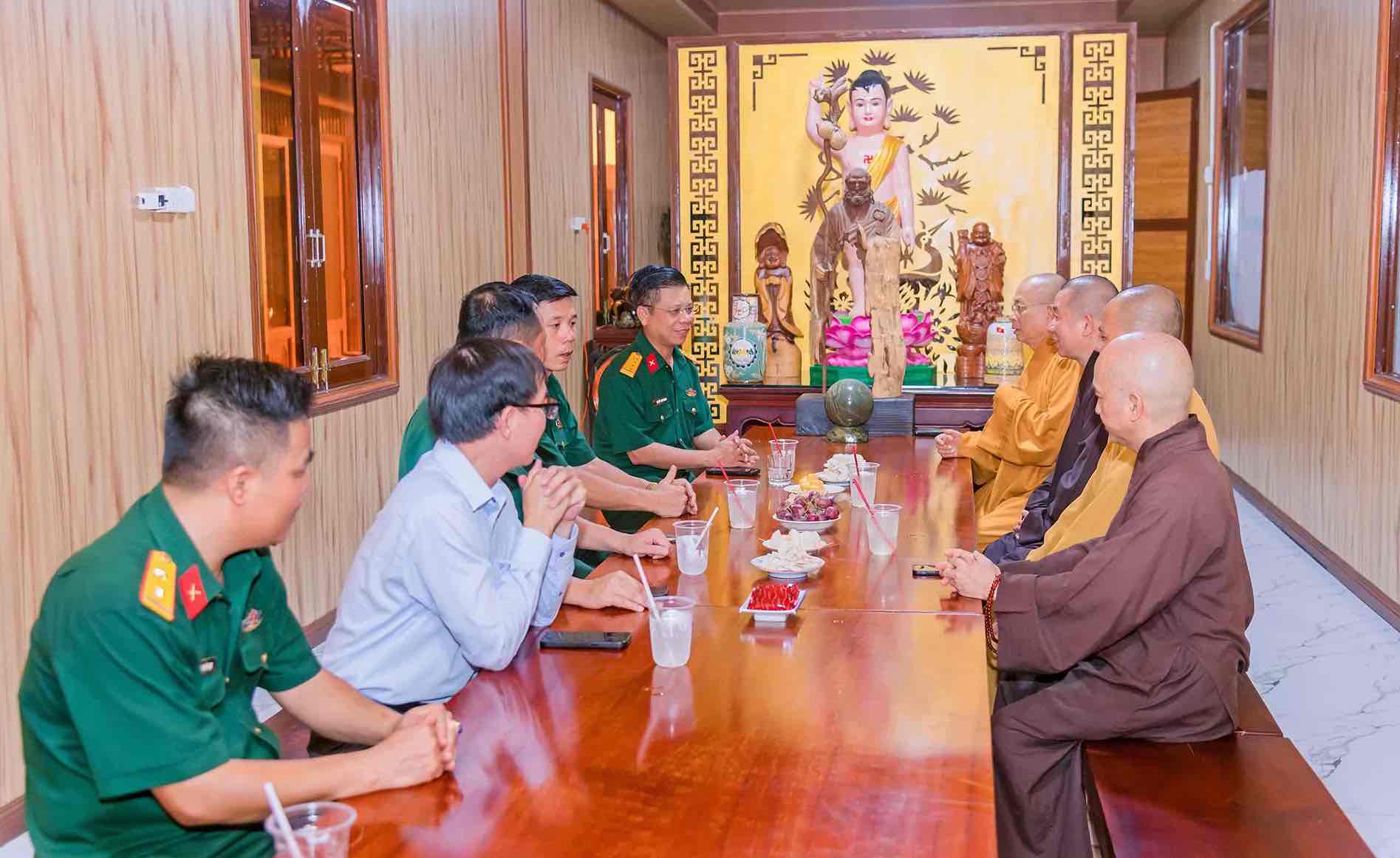 Đại tá Nguyễn Thanh Phong, Chính ủy Bộ Chỉ huy Quân sự, Phó Trưởng ban Thường trực Ban Chỉ đạo tìm kiếm, quy tập và xác định danh tính hài cốt liệt sĩ TP Đồng Nai làm việc với đại diện Ban Trị sự Giáo hội Phật giáo Việt Nam TP Đồng Nai về công tác tổ chức lễ cầu siêu các Anh hùng liệt sĩ tại xã Minh Đức. Ảnh: Bộ CHQS thành phố Đồng Nai