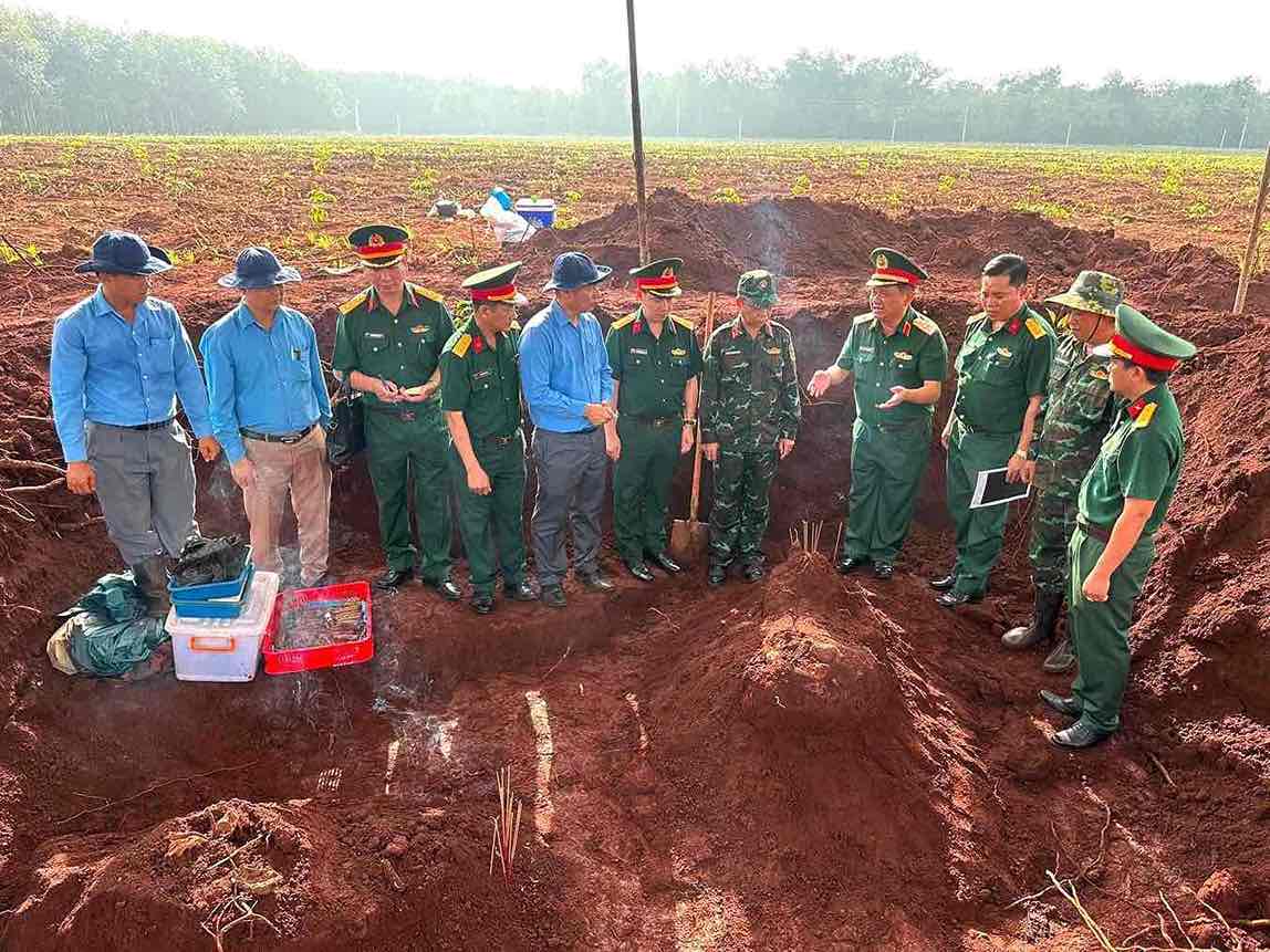 Steering Committee 515 Military Region 7 deploys a plan to verify, search for, and repatriate martyrs' remains in Minh Duc commune area. Photo: Team K72 - Dong Nai City Military Command
