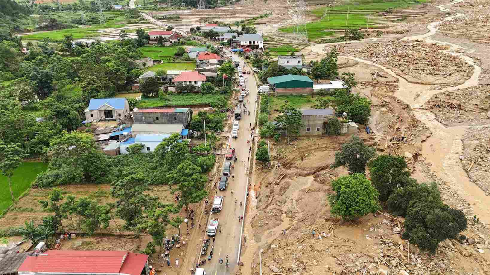 Lực lượng chức năng đang dọn dẹp, khắc phục hậu quả mưa lũ nhanh nhất có thể. Ảnh: UBND xã Mường Than