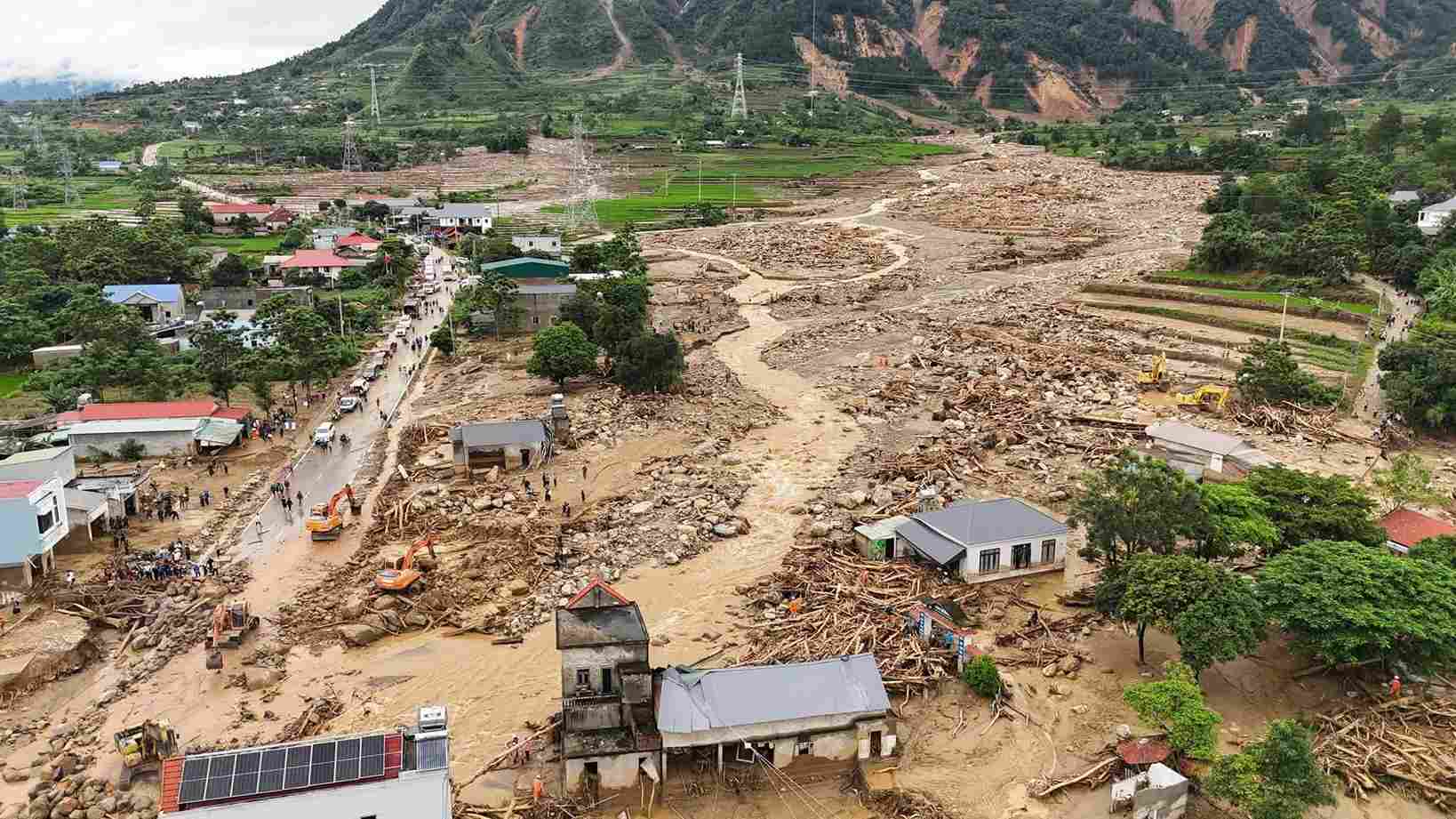 Nhiều ngôi nhà xây dựng kiên cố nhưng vẫn bị dòng lũ dữ tàn phá. Ảnh: UBND xã Mường Than