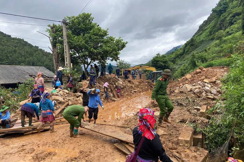 Lực lượng công an, quân sự, dân quân, đoàn thể và người dân tham gia khắc phục hậu quả mưa lũ. Ảnh: UBND xã Ngọc Chiến