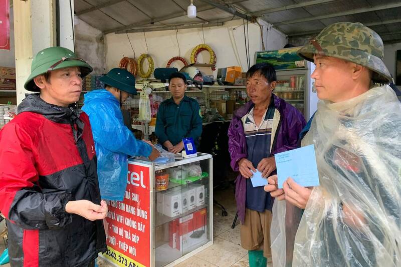 Leaders of Ngoc Chien commune, Son La province visit and encourage households whose houses were heavily damaged by floods. Photo: Ngoc Chien Commune People's Committee