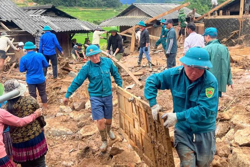 Các lực lượng tại chỗ xã Ngọc Chiến tập trung hỗ trợ di dời người, tài sản đến nơi an toàn. Ảnh: UBND xã Ngọc Chiến