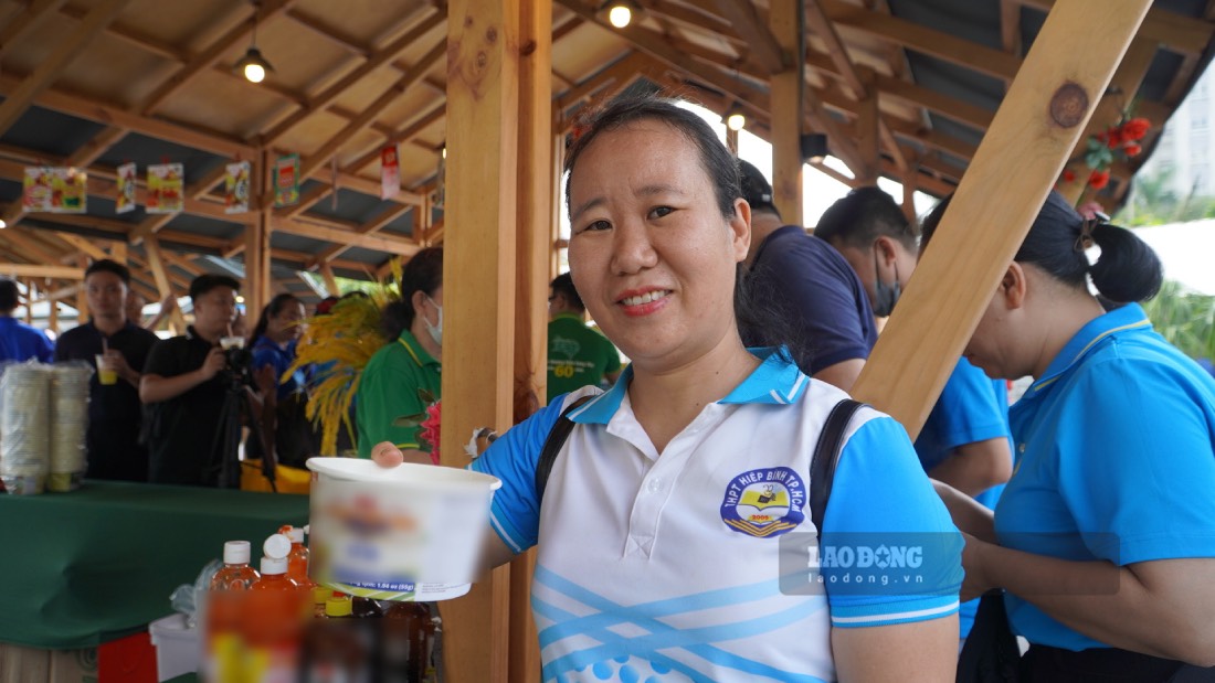 Gian hàng phở miễn phí thu hút người lao động tham gia. Ảnh: Mai Anh.