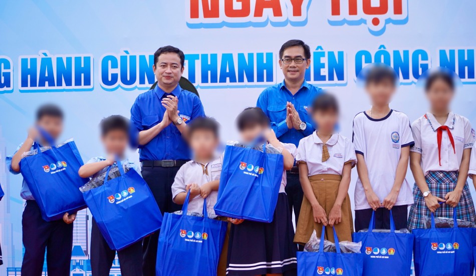 50 gifts were given to children of workers in difficult circumstances. Photo: Mai Anh.