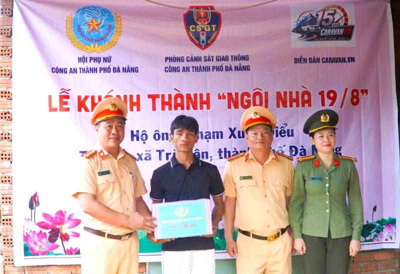 Công an Đà Nẵng trao mái ấm cho hộ nghèo miền núi