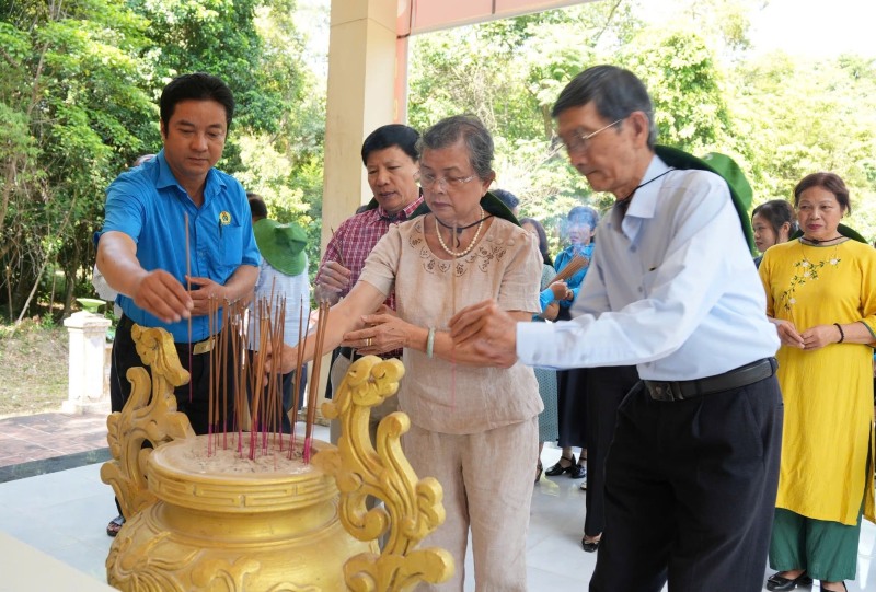 Cán bộ Công đoàn dâng hương tại “địa chỉ đỏ” Căn cứ Đặc Khu ủy Quảng Đà. Ảnh: Công đoàn Đà Nẵng