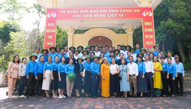 Da Nang Trade Union officials take souvenir photos at the Quang Da Special Zone Party Committee Base. Photo: Da Nang Trade Union