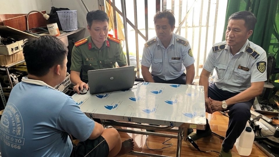 Vinh Long Provincial Police coordinate to inspect and discover points selling electric shock tools for fishing through social networks. Photo: Vinh Long Provincial Police e-Portal