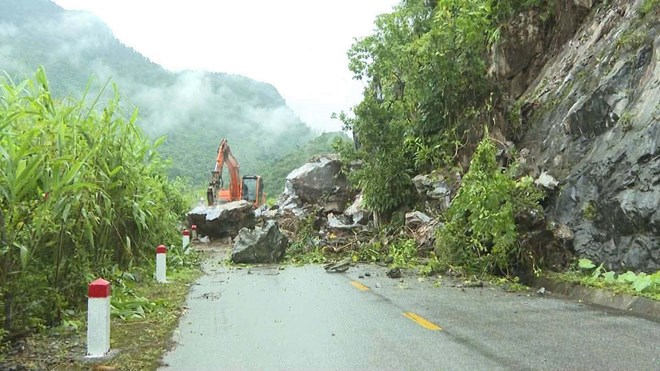 On July 16, machinery was mobilized to overcome landslides after heavy rain at Km15+900 of provincial road 184. Photo: Tuyen Quang Police