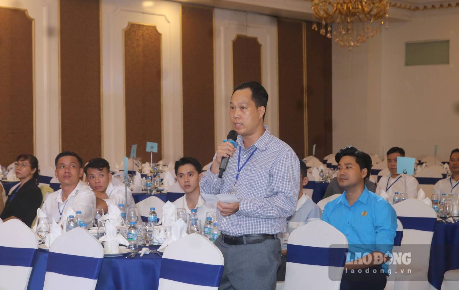 Người lao động trao đổi các kiến nghị với công ty. Ảnh: Đình Trọng
