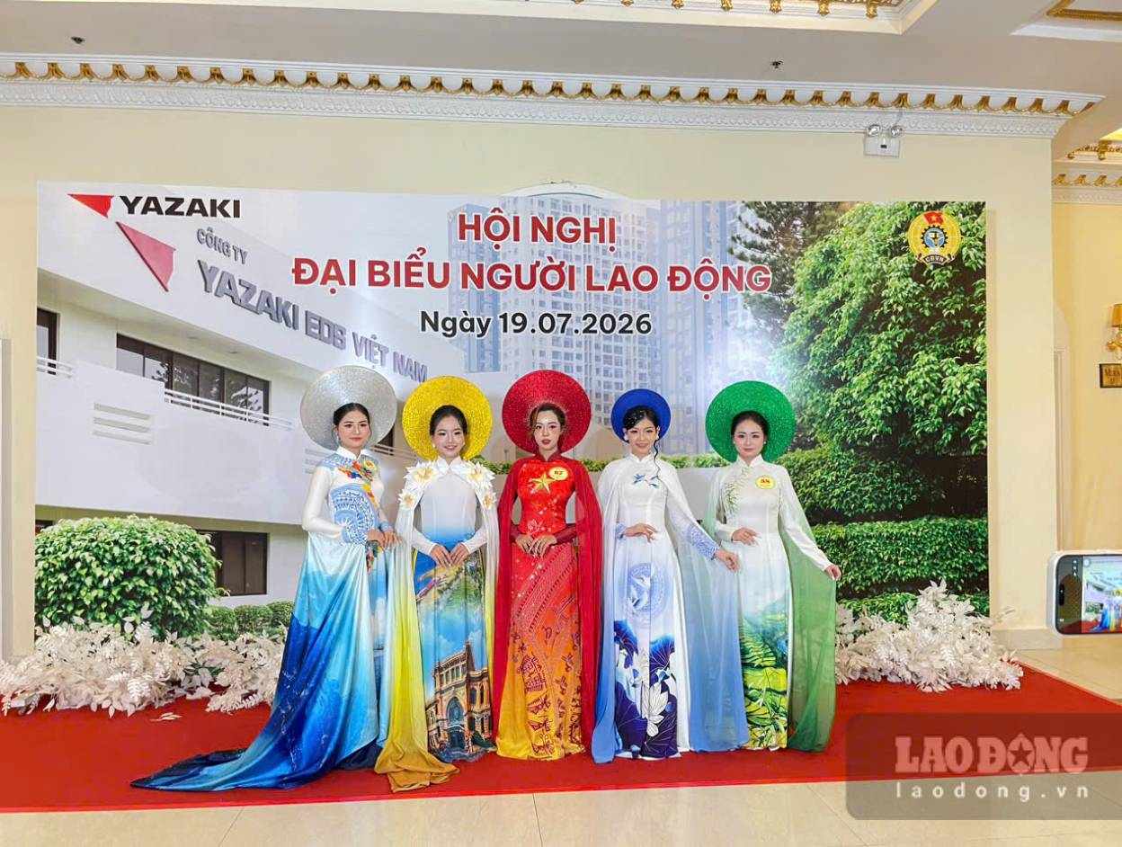 Trong khuôn khổ chương trình, diễn ra hội thi áo dài, văn nghệ. Ảnh: Đình Trọng