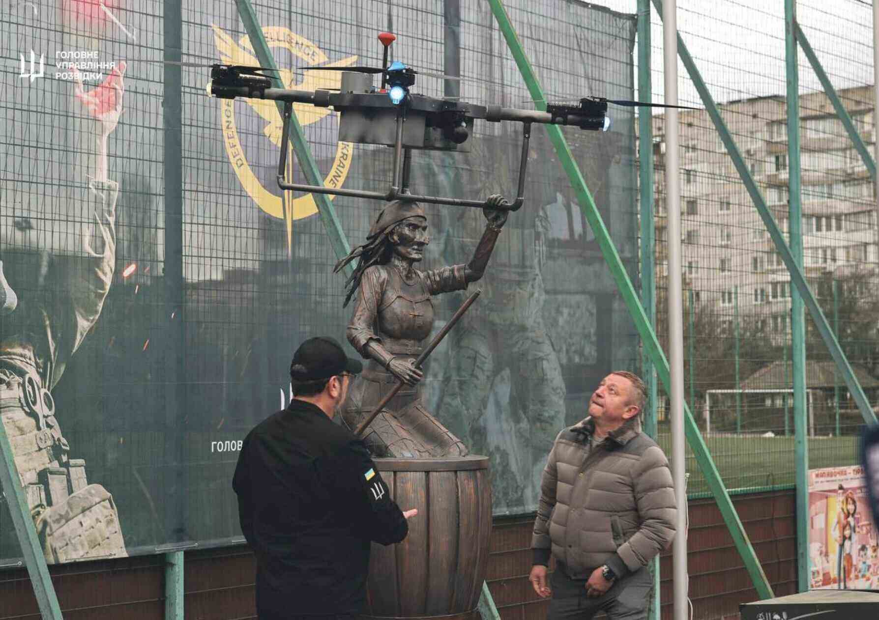 Tượng đài UAV Baba-Yaga được ra mắt tại Ukraina vào tháng 12.2025. Đây là dòng UAV hạng nặng được sử dụng để vận chuyển vật tư và thực hiện các nhiệm vụ tác chiến. Ảnh: Cơ quan Tình báo Quốc phòng Ukraina (HUR)