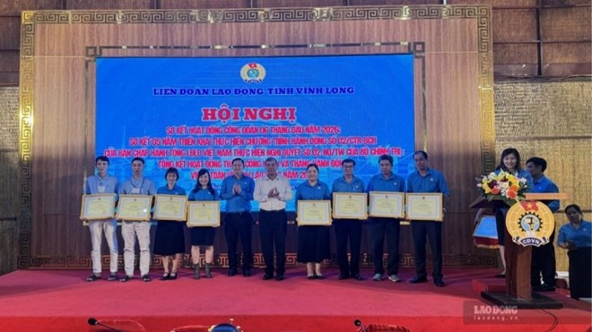 Công đoàn tỉnh Vĩnh Long khen thưởng các tập thể, cá nhân có thành tích tiêu biểu trong Tháng Công nhân năm 2026. Ảnh: Hoàng Lộc