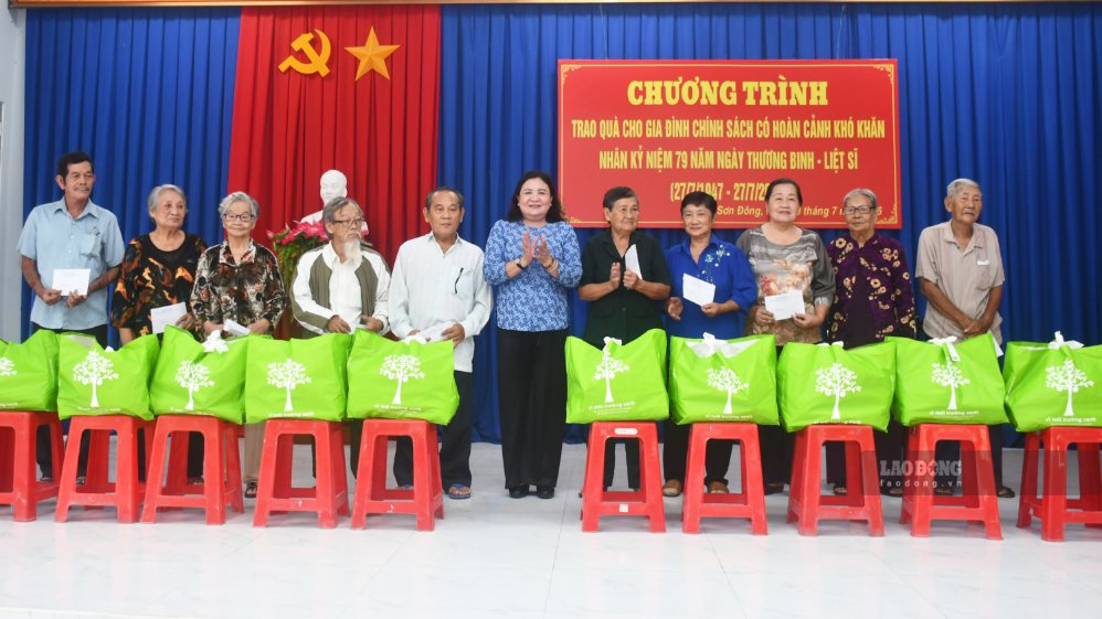 Ms. Ho Thi Hoang Yen - Member of the Party Central Committee, Standing Deputy Secretary of Vinh Long Provincial Party Committee - presents gifts to policy families in difficult circumstances in Son Dong ward. Photo: Hoang Loc