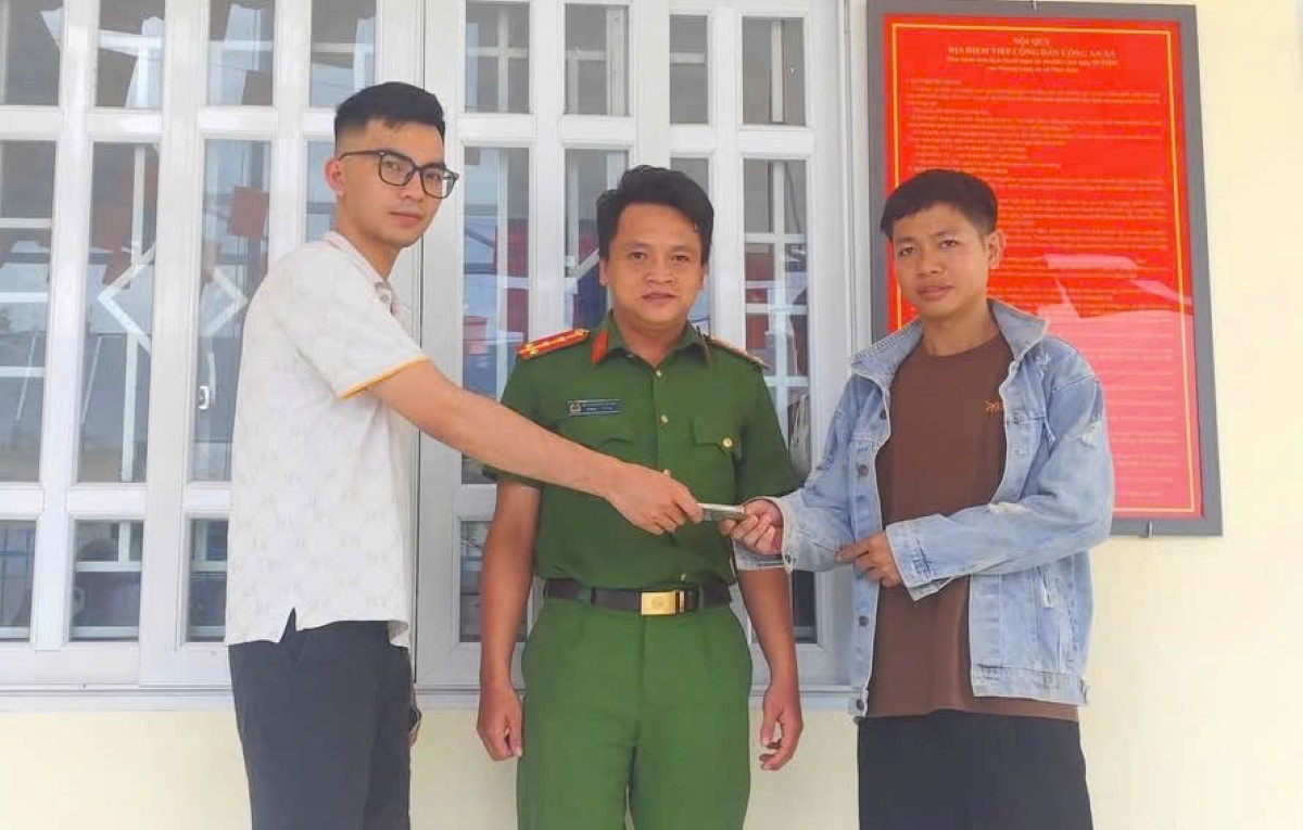 The person who picked up the phone returned it to the person who dropped it in the presence of Phan Son Commune Police. Photo: Police provided