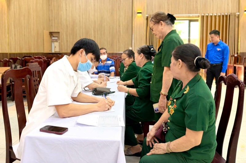Công đoàn phường Cẩm Lệ, Đà Nẵng khám bệnh, cấp thuốc miễn phí cho người có công. Ảnh: Công đoàn Đà Nẵng