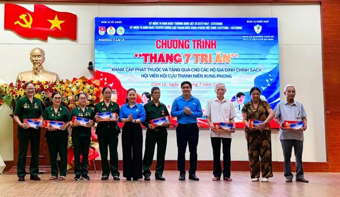 Công đoàn Cẩm Lệ, Đà Nẵng trao 40 suất quà tri ân người có công. Ảnh: Công đoàn Đà Nẵng