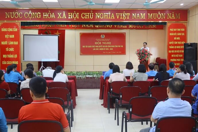 Phuc Yen Ward Trade Union trains professional skills for 150 grassroots trade union officials. Photo: Phu Tho Trade Union