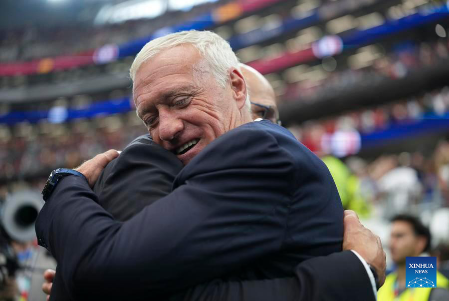 Didier Deschamps chia tay hành trình World Cup trong vinh quang. Ảnh: Xinhua