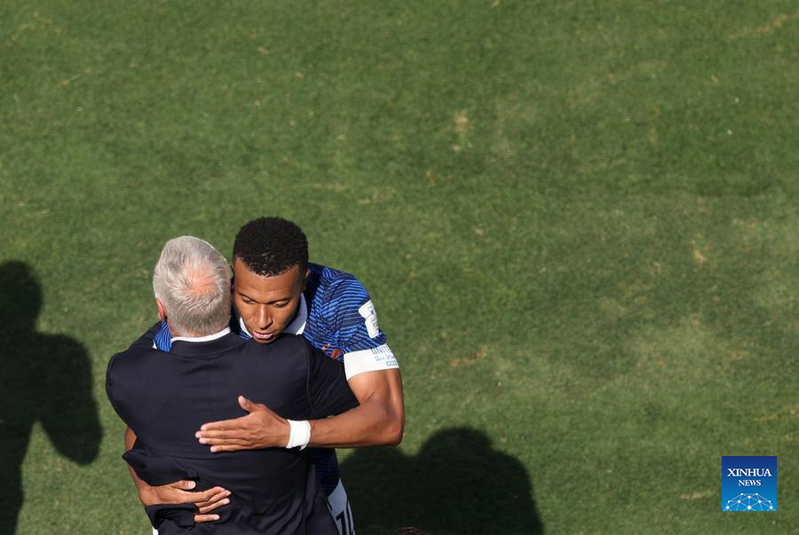 Deschamps đã rời đi và trao lại lá cờ tiên phong thế hệ mới cho Mbappe. Ảnh: Xinhua