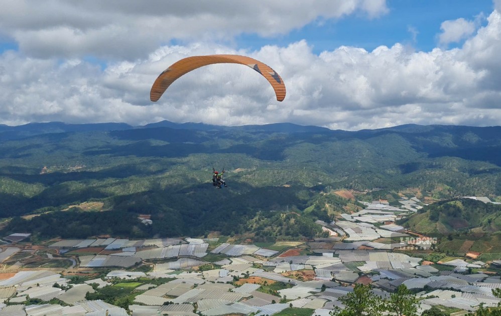 Tourists experience paragliding to see Da Lat from above. Photo: Duy Tuan