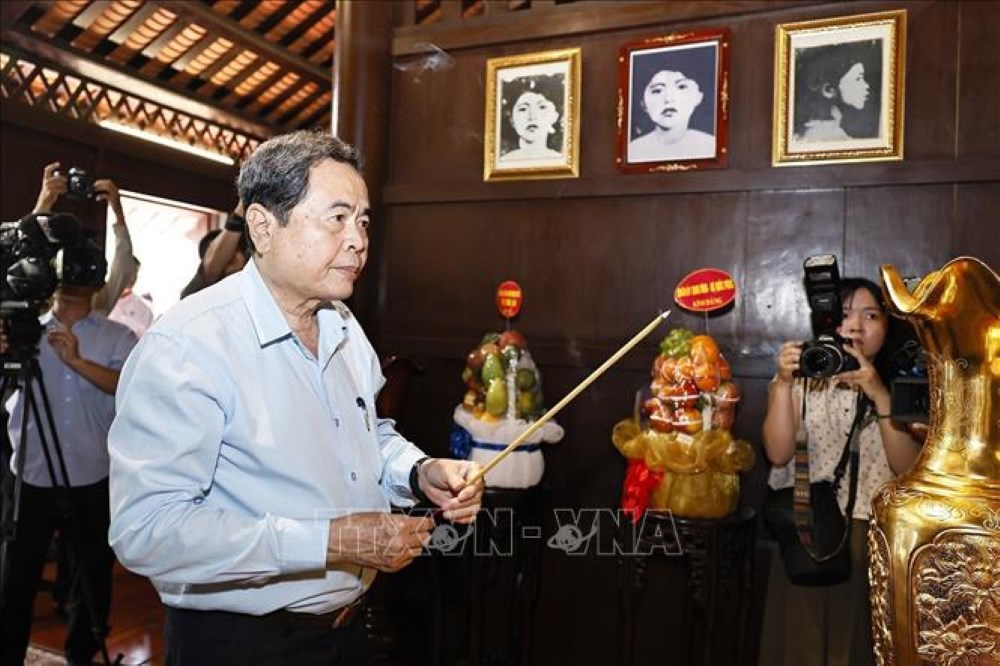 Chủ tịch Quốc hội Trần Thanh Mẫn dâng hương tại Nhà lưu niệm Anh hùng Lực lượng vũ trang nhân dân, liệt sĩ Võ Thị Sáu. Ảnh: TTXVN