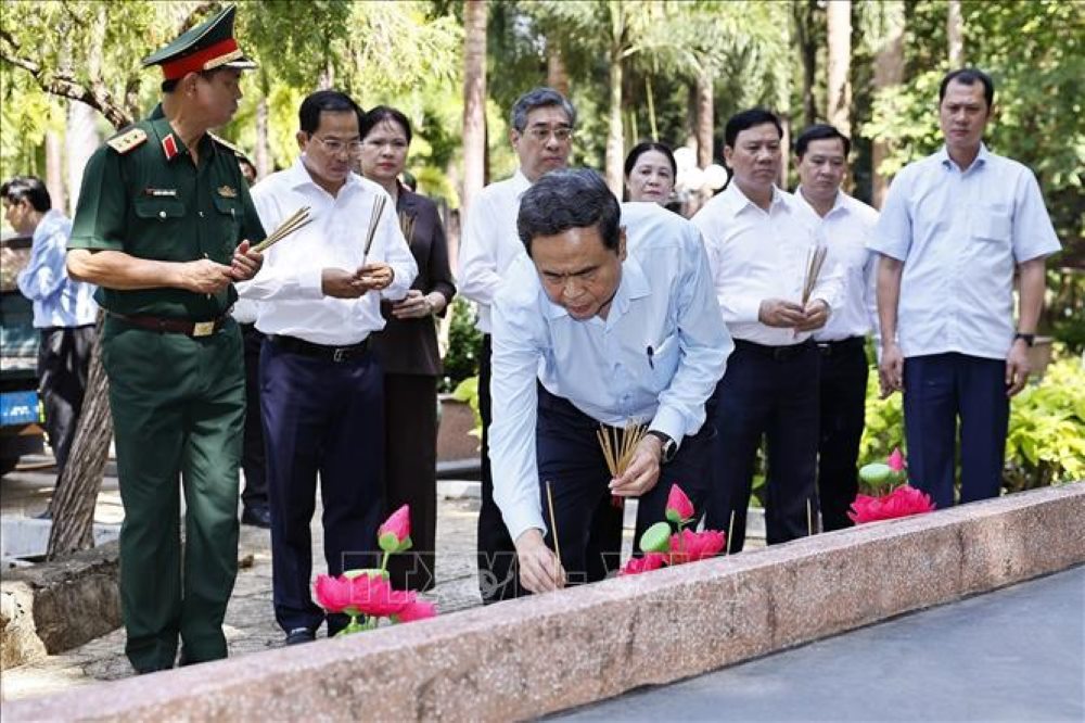 Chủ tịch Quốc hội Trần Thanh Mẫn thắp hương tưởng nhớ các Anh hùng liệt sĩ tại Nghĩa trang Liệt sĩ Long Điền - Đất Đỏ. Ảnh: TTXVN