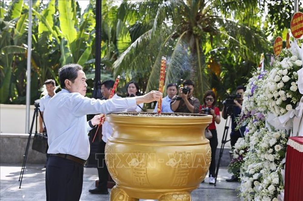 Chủ tịch Quốc hội Trần Thanh Mẫn dâng hương tại Tượng đài Anh hùng Lực lượng vũ trang nhân dân, liệt sĩ Võ Thị Sáu. Ảnh: TTXVN