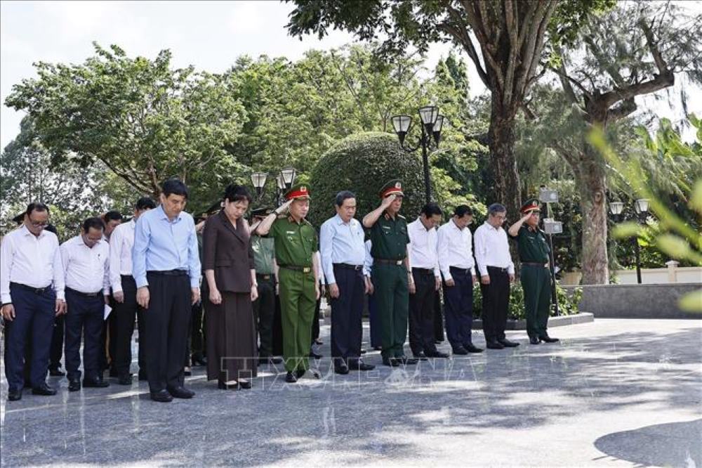Các đại biểu dành một phút mặc niệm tưởng nhớ Anh hùng Lực lượng vũ trang nhân dân, liệt sĩ Võ Thị Sáu. Ảnh: TTXVN