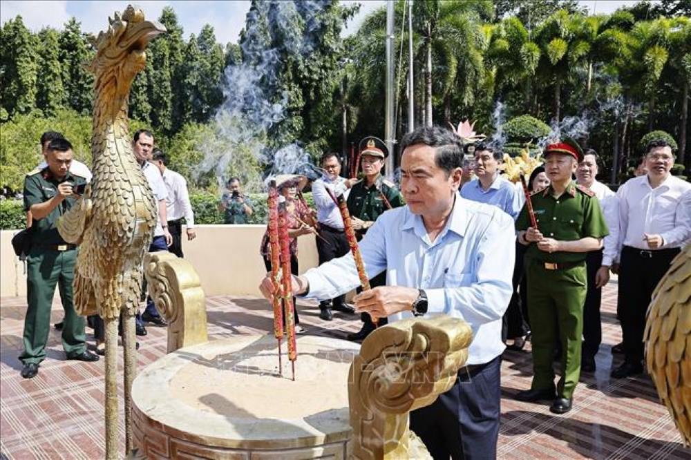 National Assembly Chairman Tran Thanh Man offers incense at Long Dien - Dat Do Martyrs' Cemetery. Photo: VNA