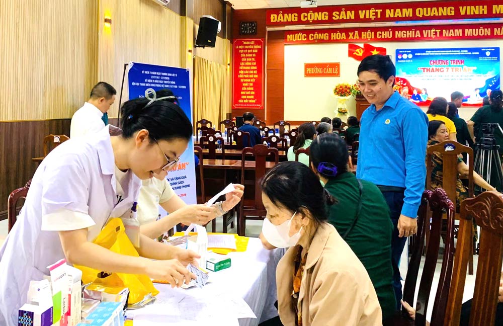 Cam Le Ward Trade Union, Da Nang coordinates to organize medical examinations, health consultations and free medicine distribution for wounded soldiers, sick soldiers and people with meritorious services to the revolution. Photo: Cam Le Trade Union provided